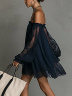 Noemi • Robe mini en chiffon bleu marine avec décolleté épaules nues, bord en dentelle et manches transparentes