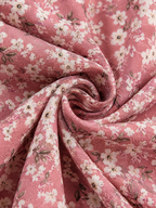 Robe à fleurs avec décolleté en V