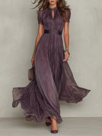 Flavia • Robe longue violette avec décolleté en clé, bord en dentelle de chiffon