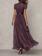Flavia • Robe longue violette avec décolleté en clé, bord en dentelle de chiffon