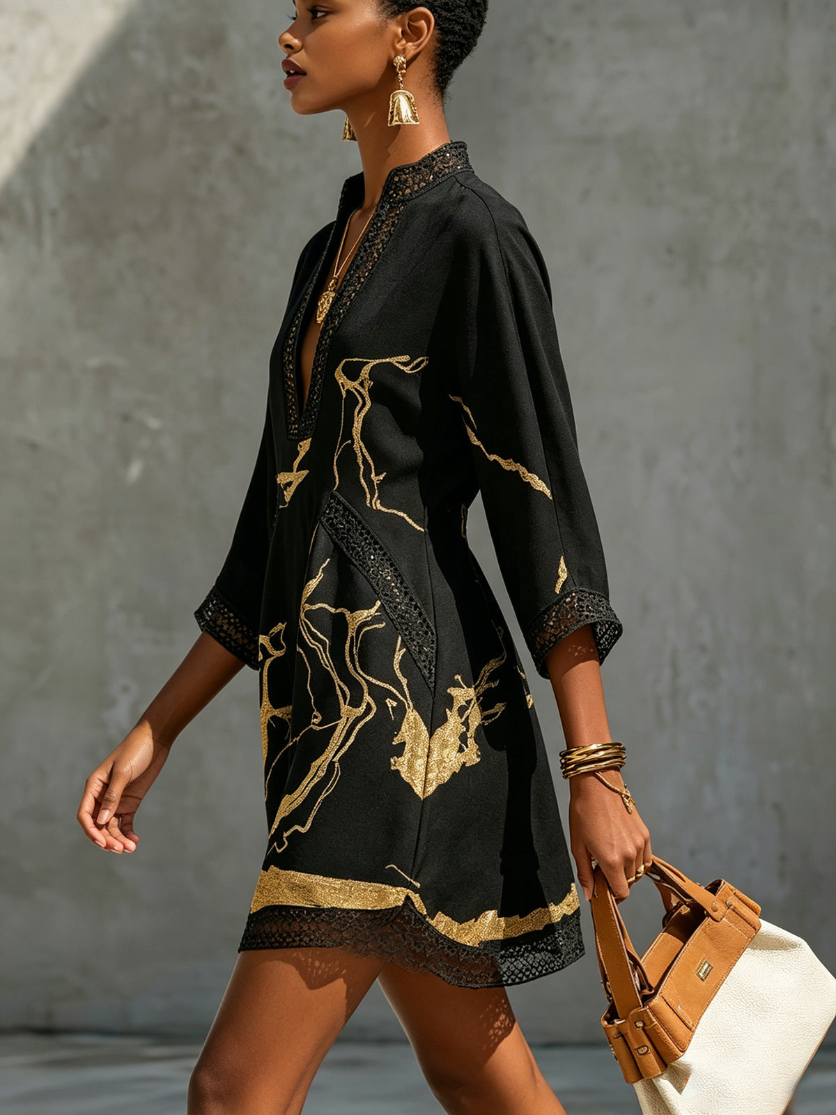 Diana | Robe courte imprimée noire et dorée avec col en V et dentelle au crochet