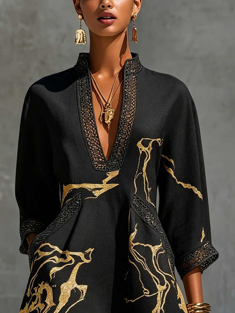 Diana | Robe courte imprimée noire et dorée avec col en V et dentelle au crochet