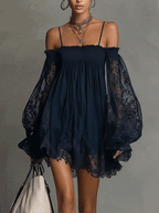Noemi • Robe mini en chiffon bleu marine avec décolleté épaules nues, bord en dentelle et manches transparentes